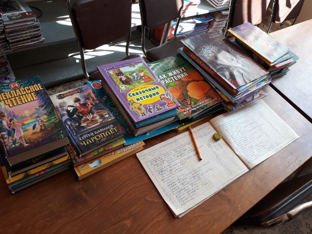 Учащиеся снова поделились книгами со школьной библиотекой
